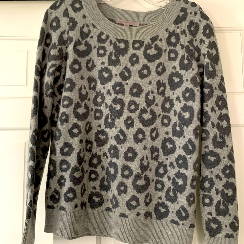 Gap animal print sweater in gray tones size XS